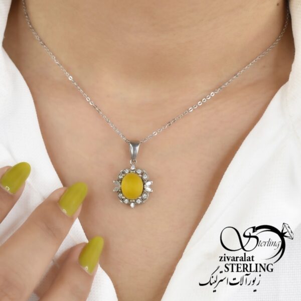 گردنبند نقره زنانه با سنگ عقیق زرد (شرف الشمس)